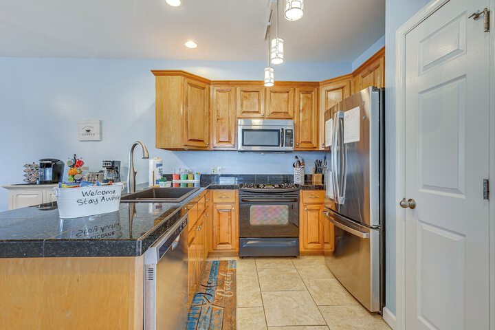 Water View Dauphin Island Condo w / Boat Slips
