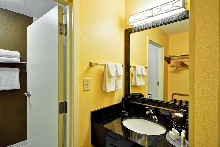 Room 11 of 24
