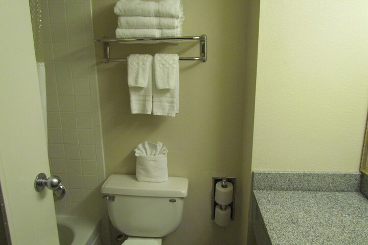 Room 10 of 32