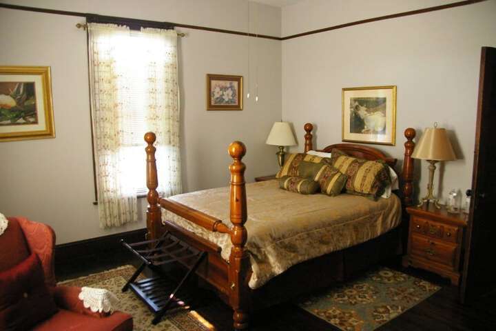 Room 4 of 8