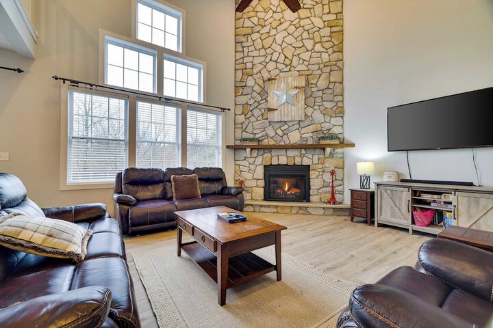 The Nest at Pinecrest by Avantstay Spacious Deck Game Room, Fire Pit
