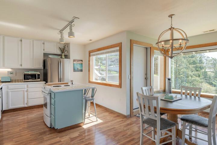 Idyllic Coastal Haven - Whale Watch in Depoe Bay!