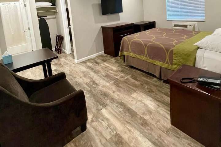 Room 11 of 27