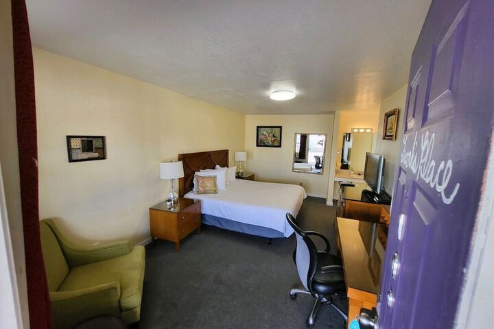 Room 33 of 98
