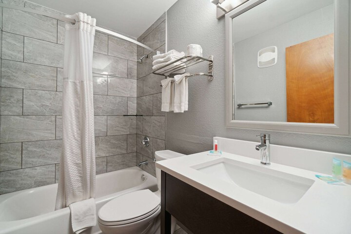 Super 8 by Wyndham Kenosha / Pleasant Prairie