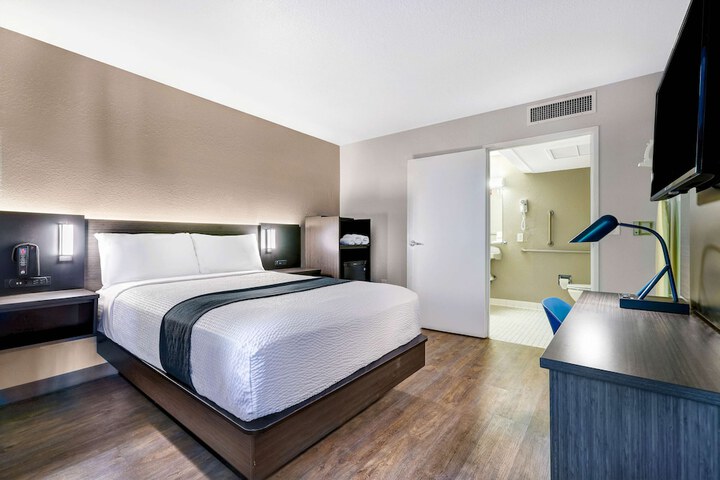 Room 18 of 32