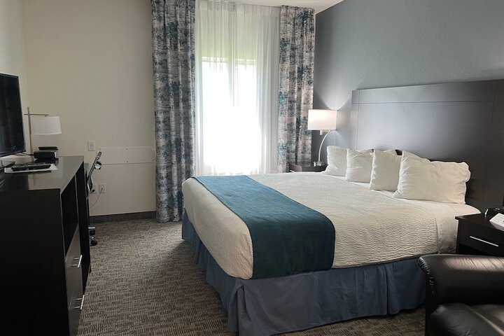 The Grove Inn & Suites