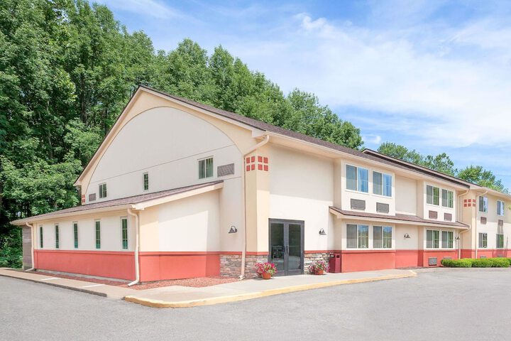 Super 8 by Wyndham Oneonta / Cooperstown