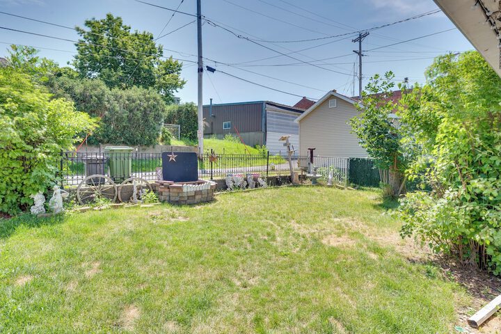Cozy Iowa Getaway w / Patio & Fenced-in Yard!
