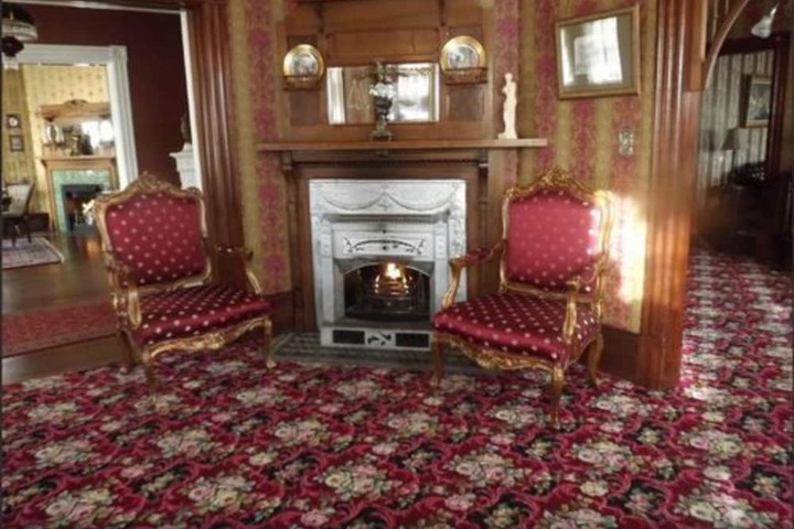 Gingerbread Mansion Inn