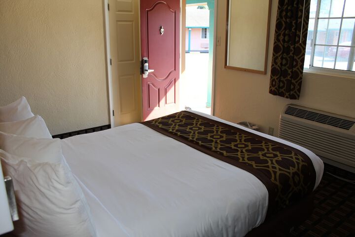 Room 27 of 76