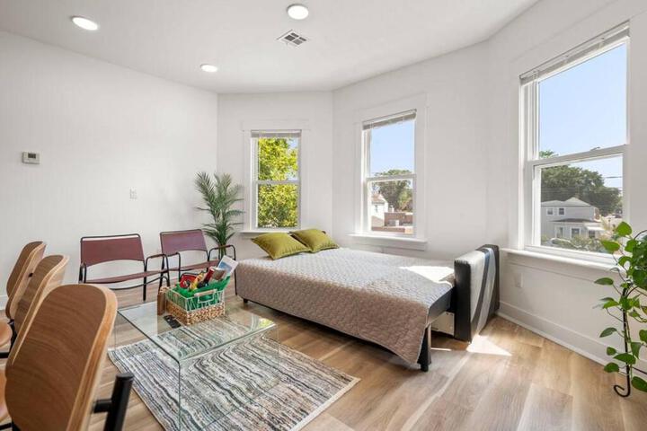 NYC Access 4BR Duplex Sleeps 10 Free Parking