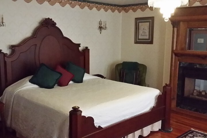 Chestnut Charm Bed & Breakfast
