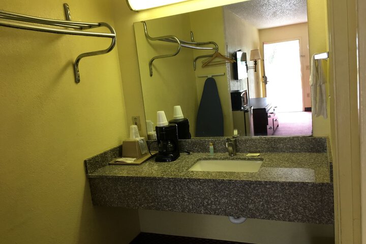 Room 27 of 34