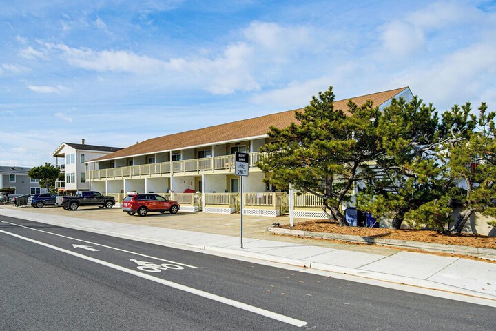 Steps to Sand & Surf! Couples Haven in Brigantine