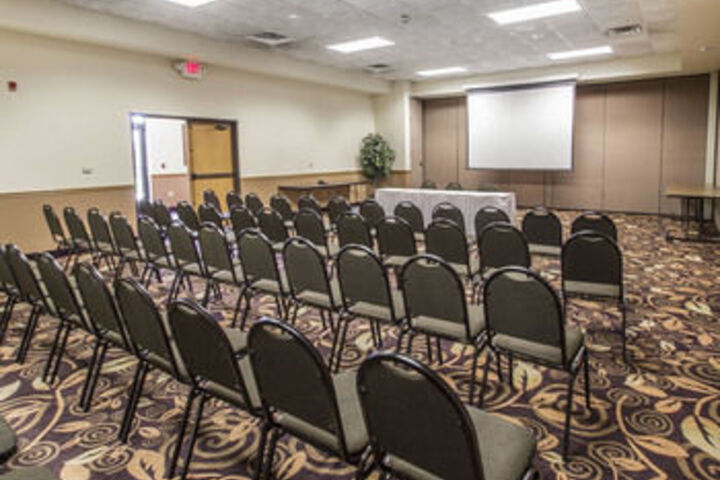 Econo Lodge Inn & Suites