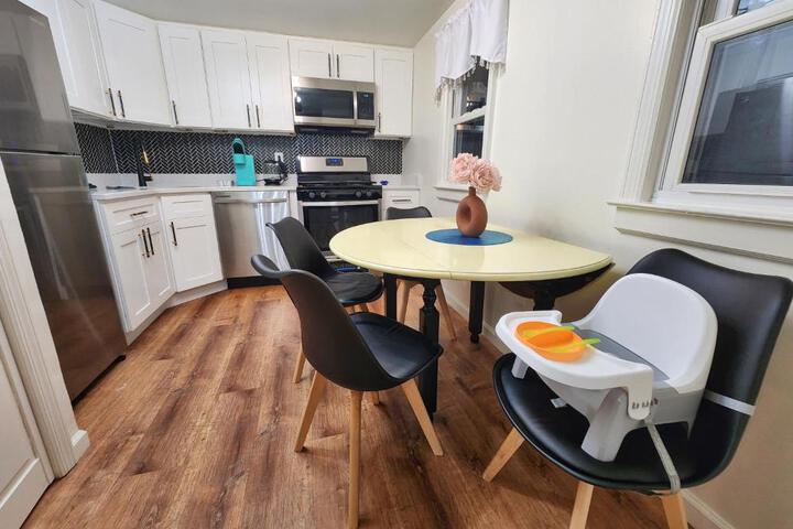 Chic Spacious Apt Near Attractions / Food/EWR/NYC