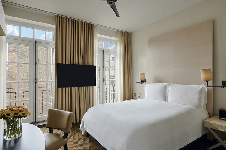 Room 10 of 32