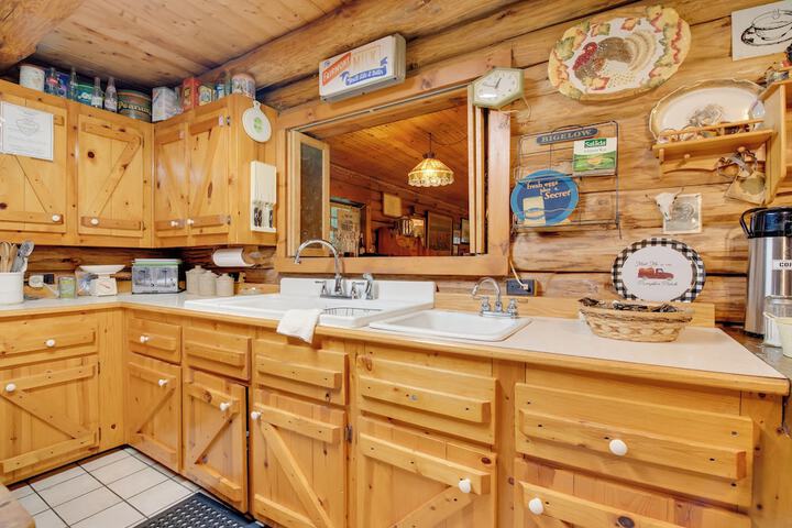 Handcrafted Log Cabin in Candor: Group Getaway!