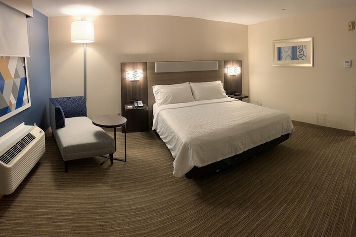 Room 43 of 77
