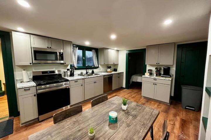 2 Bed Berkshire Apt minutes to Jiminy Peak Ski