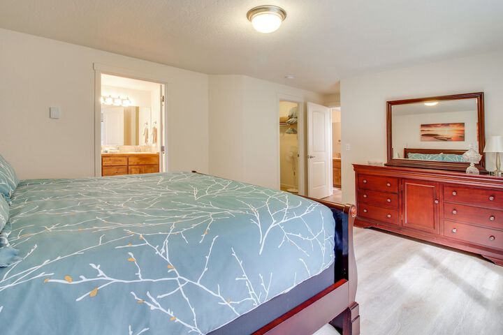 Spacious Bandon Getaway - 2 Blocks to Ocean!