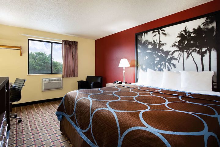 Room 10 of 16