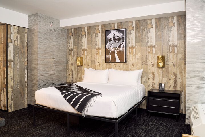Room 9 of 32