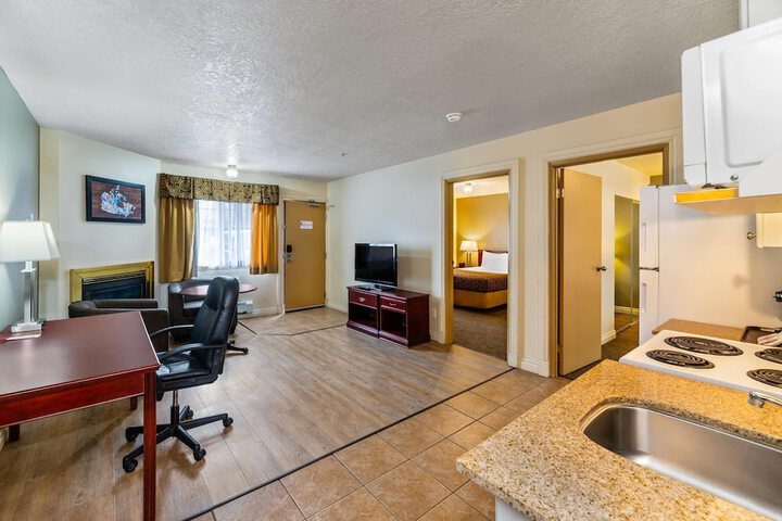 Econo Lodge Inn & Suites