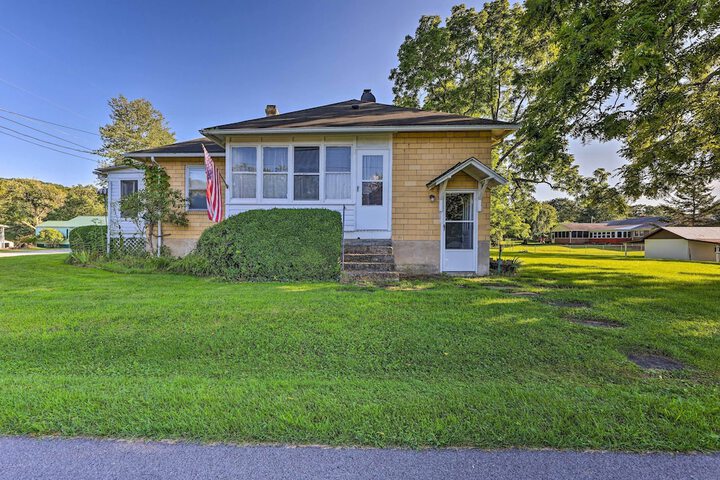 Family-friendly Marlinton Home: Walk Downtown!