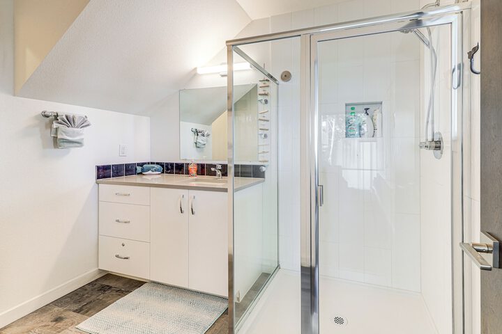 Depoe Bay Townhome w / Deck & Stunning Ocean Views!