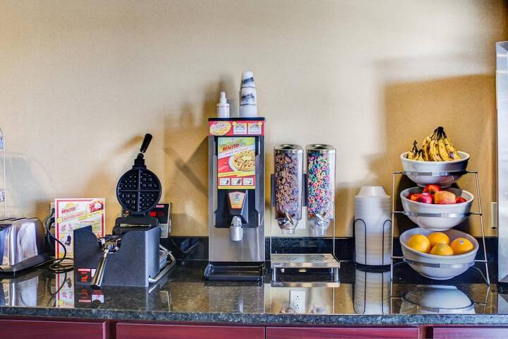 Castle Rock Inn & Suites