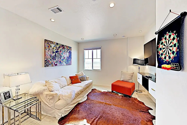 Stunning Beach W / Pool Views, Bar & Arcade 3 Bedroom Condo