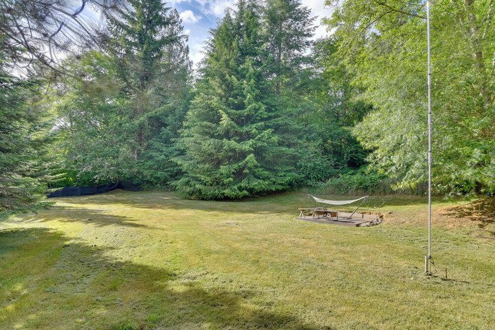 Peaceful + Chic Oasis: Fire Pit Grill, Yard