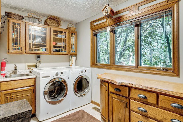 Luxe Poconos Pines Home w / Beach + Amenities!