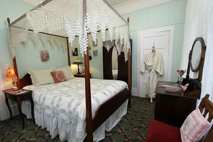 Room 5 of 17