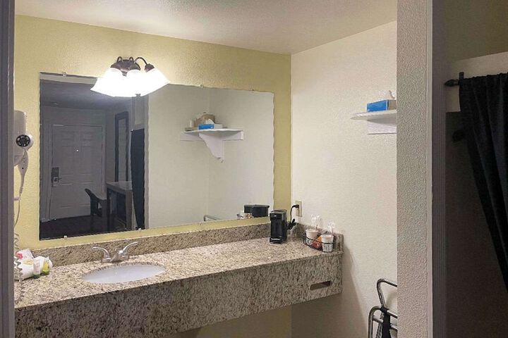Room 32 of 48