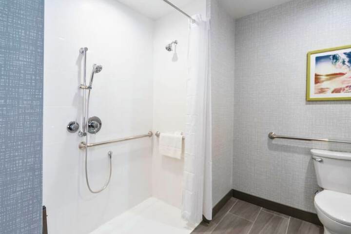 Room 6 of 16