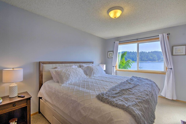 Waterfront Gig Harbor Home w / Furnished Deck
