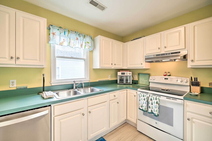 Coastal Home w / Community Pool 2 Miles to Beach!