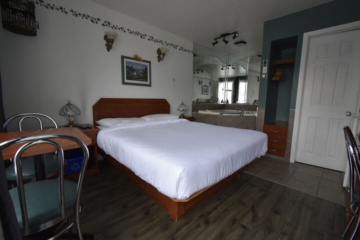 Room 13 of 33