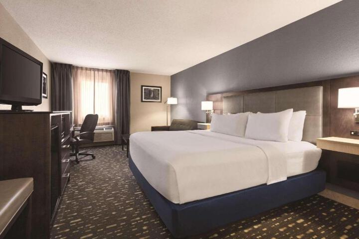 Country Inn & Suites by Radisson Auburn IN