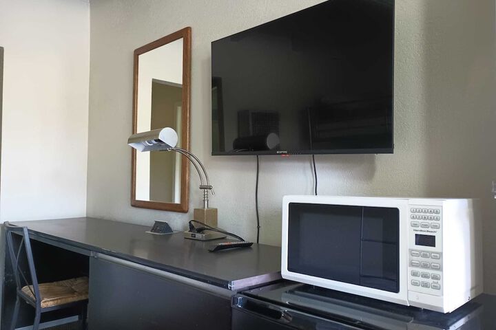 Cedar Inn & Suites