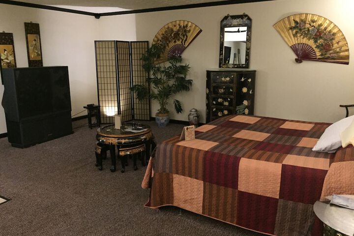 Wildwood Inn Tropical Dome & Theme Suites