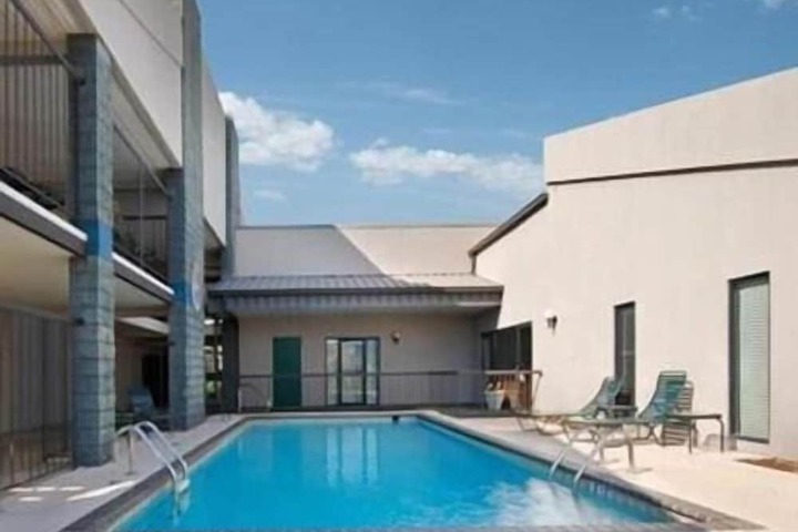 Executive Inn & Suites