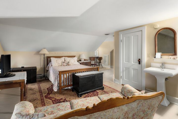 Room 28 of 61