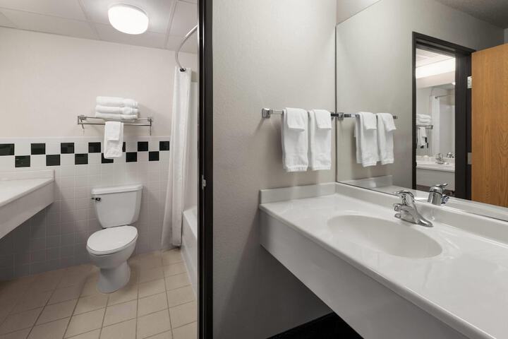 Shell Lake Lodge a Travelodge by Wyndham