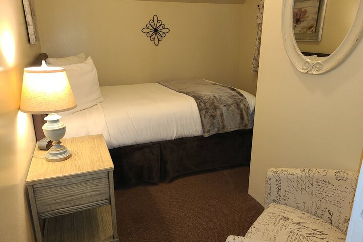 Lamplighter Cabins & Suites