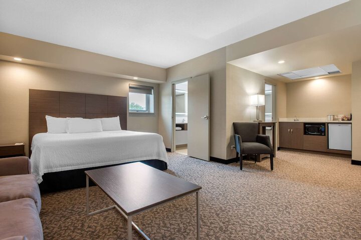 Clarion Hotel & Suites