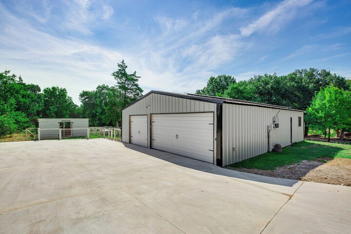 Dog-friendly Home w / Yard & Fire Pit in Midlothian